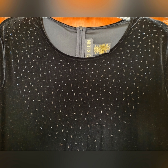 Long black velvet beaded gown with cap sleeves - Picture 2 of 6